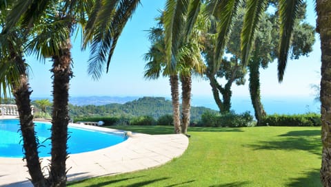 Outdoor pool, an infinity pool