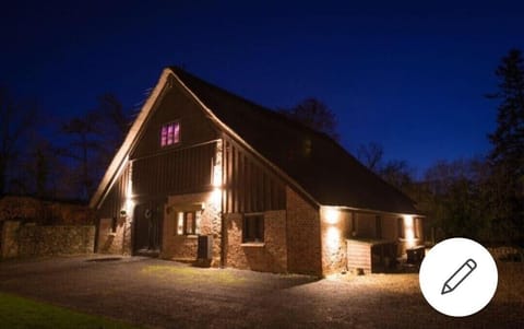 Luxury 13 Century Thatched Barn ‘The Lake House Somerset’