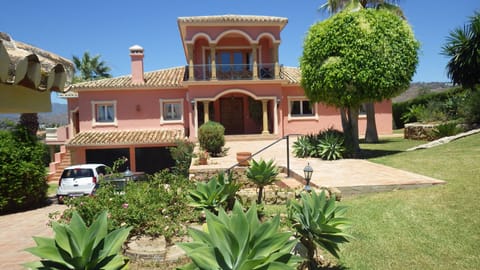 Frontal view and driveway