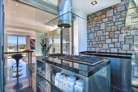 Kitchen with breakfast counter