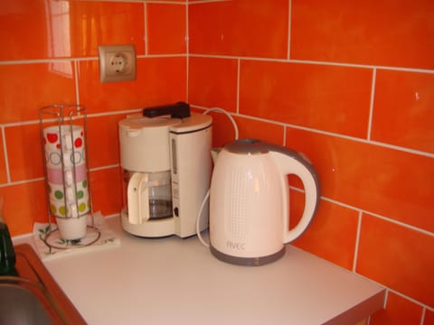 Fridge, oven, dishwasher, coffee/tea maker