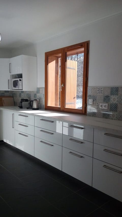 The beautiful new kitchen offers the perfect space to cool for a family/group, or just preparing an apero!