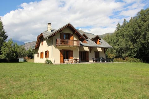 Superb house with Alpe d'huez as a backdrop