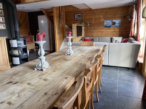 Dinner time! Ample space for ten.