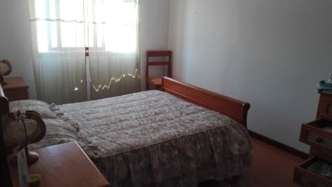 2 bedrooms, iron/ironing board, internet, bed sheets