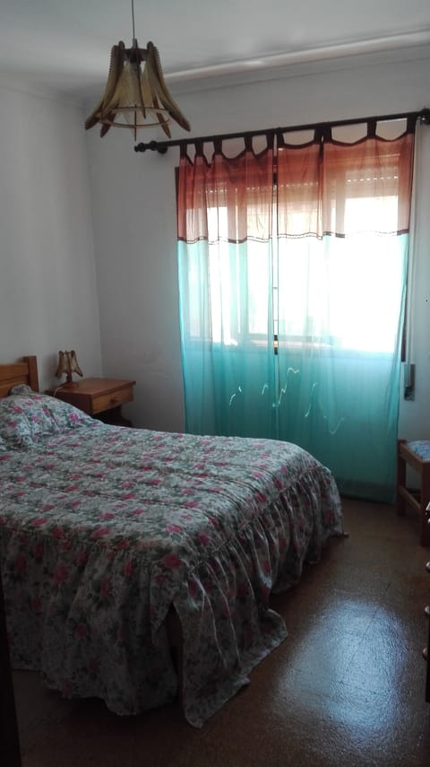 2 bedrooms, iron/ironing board, internet, bed sheets