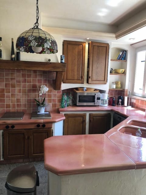 Fully equipped kitchen.....