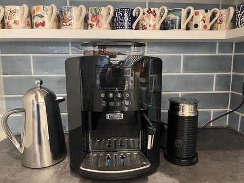 Bean to cup coffee machine