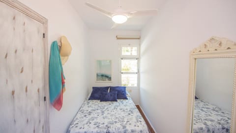 4 bedrooms, iron/ironing board, internet, bed sheets