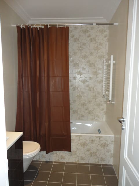 Combined shower/tub, towels