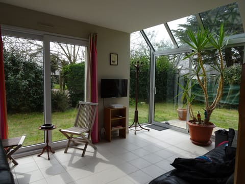 TV, fireplace, books, stereo