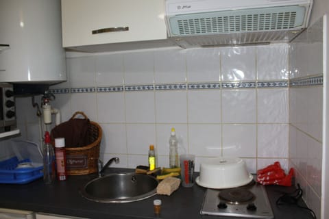 Fridge, oven, stovetop, coffee/tea maker