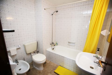 Combined shower/tub, hair dryer, towels