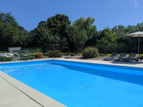 Shared heated pool (10m x 5m) 28 degrees from May - September