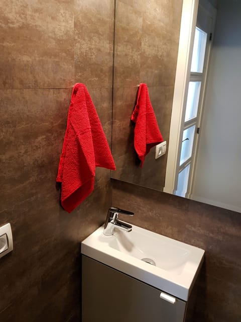 Shower, bidet, towels