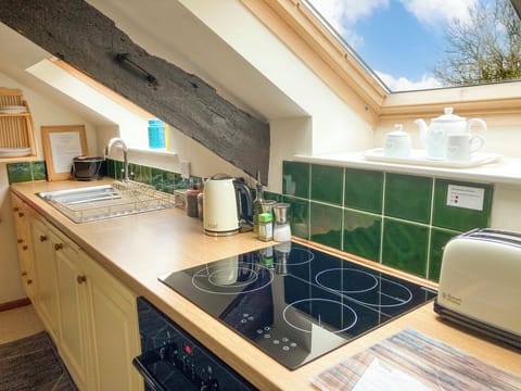 Kitchen with oven, hob, fridge, dishwasher, freezer, microwave, toaster & kettle