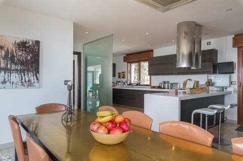 Fantastic family kitchen with full mod-comes 