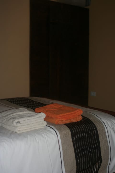 Extra bedroom with en-suite in main house for additional guests/family members