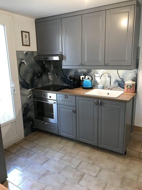 Fridge, oven, stovetop, coffee/tea maker