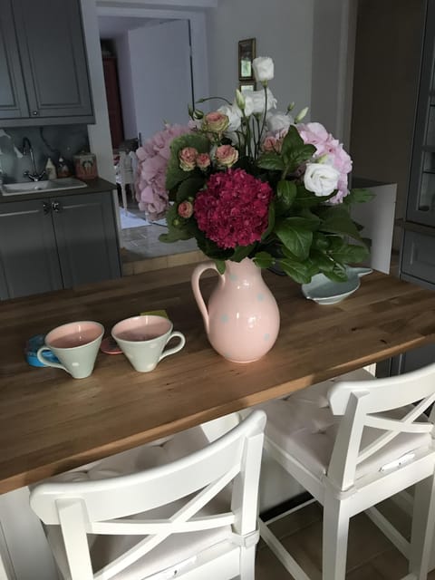 Kitchen island with bar stools - perfect for breakfast and coffee!
