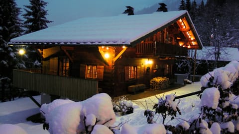 Chalet Gallois at night
