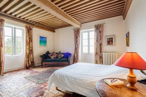 Carmen suite master bedroom, plafond Lyonnais, original tiled floor