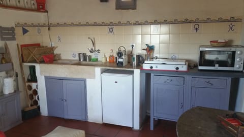 Fridge, oven, stovetop, coffee/tea maker