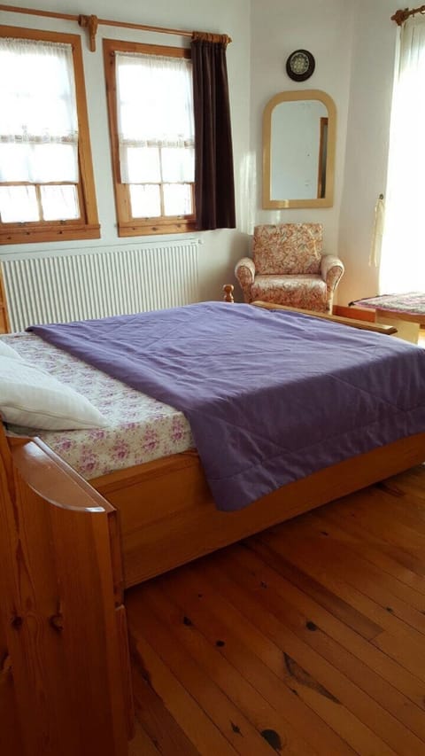 4 bedrooms, iron/ironing board, internet, bed sheets