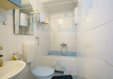 Combined shower/tub, towels