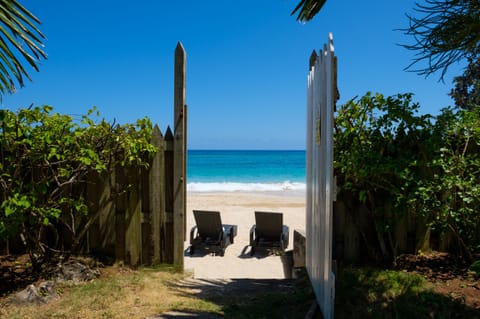 Beach nearby, sun loungers, beach towels