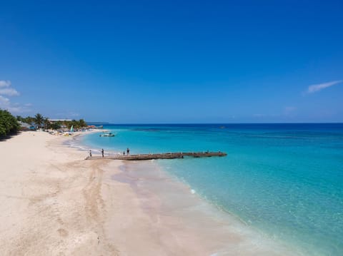 Beach nearby, sun loungers, beach towels