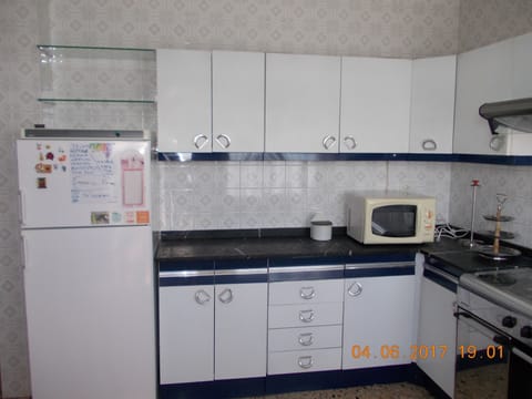 Fridge, microwave, oven, coffee/tea maker