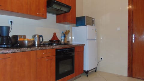 Fridge, microwave, oven, coffee/tea maker