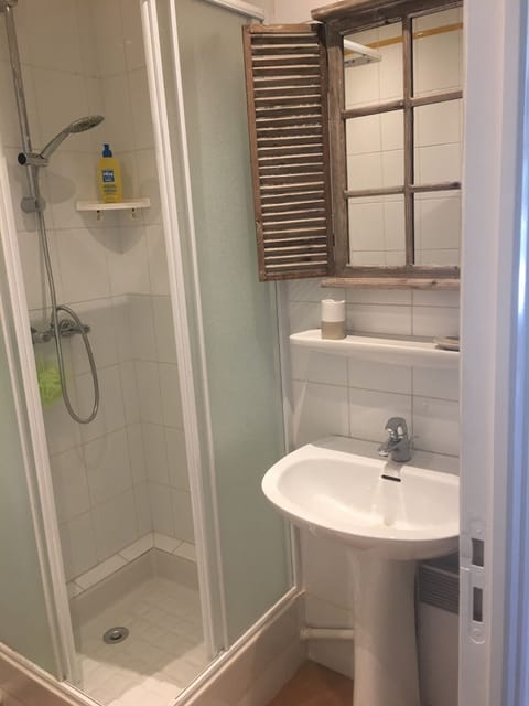 Combined shower/tub, hair dryer, towels, soap