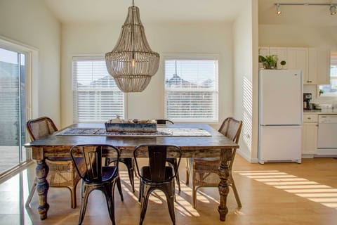 Dining Area | Dishes & Flatware Provided