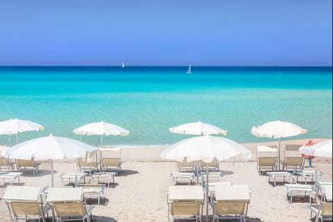 Beach nearby, sun loungers, beach towels