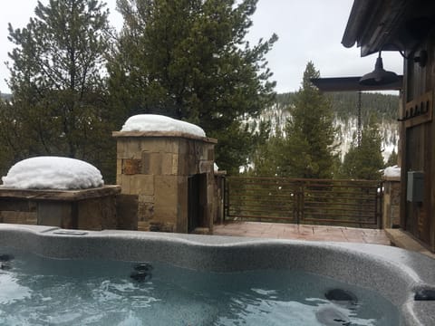 Hot tub/fireplace on main level deck-lovely open space view-even towel hooks!