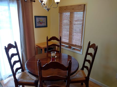 Dining area - table expands to seat 6 people