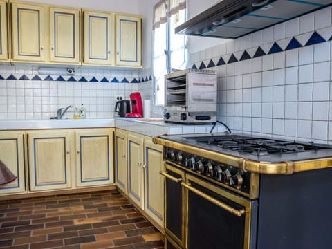 Fully-equipped kitchen with magnificent gas piano 