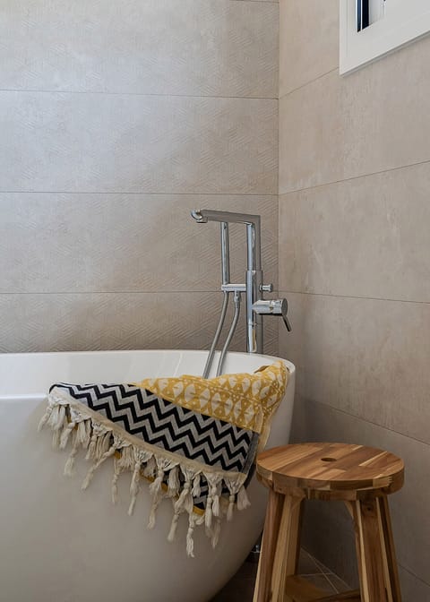 Combined shower/tub, hair dryer, bidet, towels