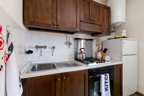 Fridge, oven, stovetop, coffee/tea maker