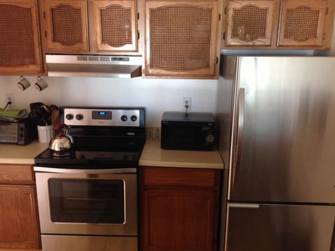 Full-size fridge, microwave, oven, dishwasher