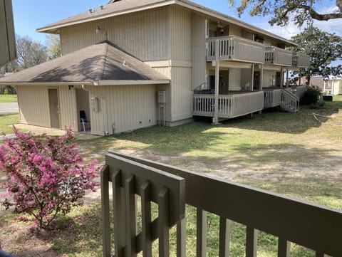 Mid-Century Modern Beauty With Bay View Apartment in Daphne