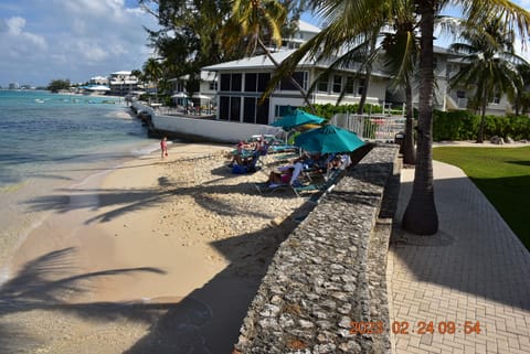 Beach nearby, sun loungers, beach towels