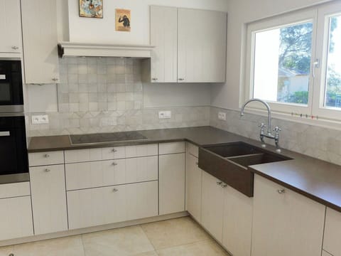 Countertop, Property, Room, Kitchen, Cabinetry, Furniture, Tile, Interior Design, Floor, Kitchen Stove