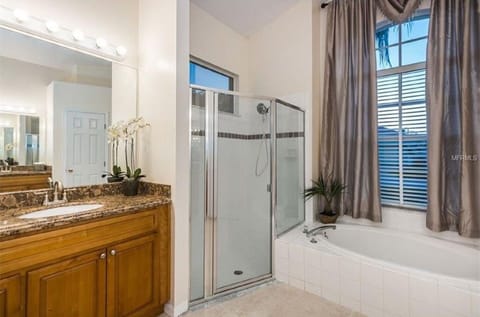 Combined shower/tub, towels