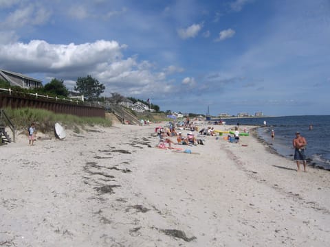 Beach nearby, sun loungers, beach towels