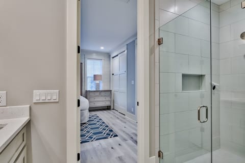 Combined shower/tub, hair dryer, towels