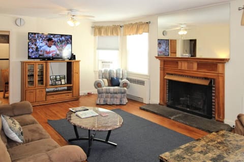 Living area | Smart TV, DVD player, foosball, table tennis