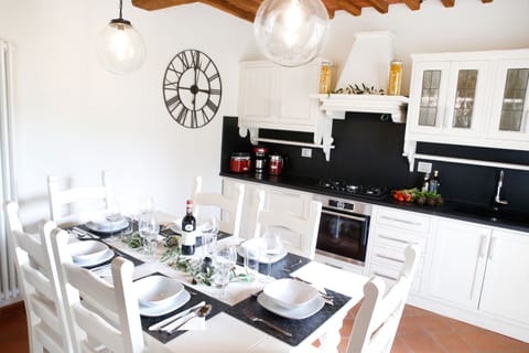 Traditional Kitchen Dining Area
